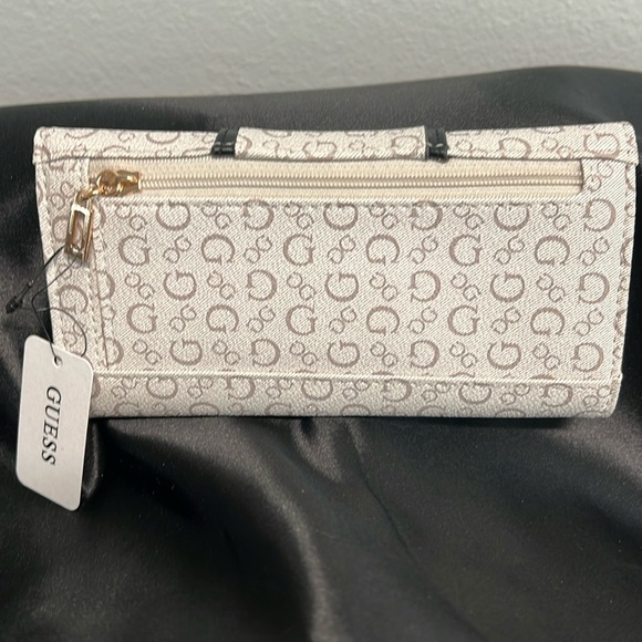 Guess | Classic Bag w/Iconic Logo Bag Charm, Matching Wallet & Dust Bag - Picture 15 of 16
